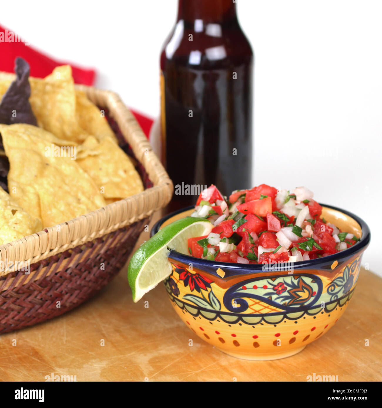 Schüssel mit mexikanischen Salsa, Flasche Bier und Tortilla Chips. Stockfoto