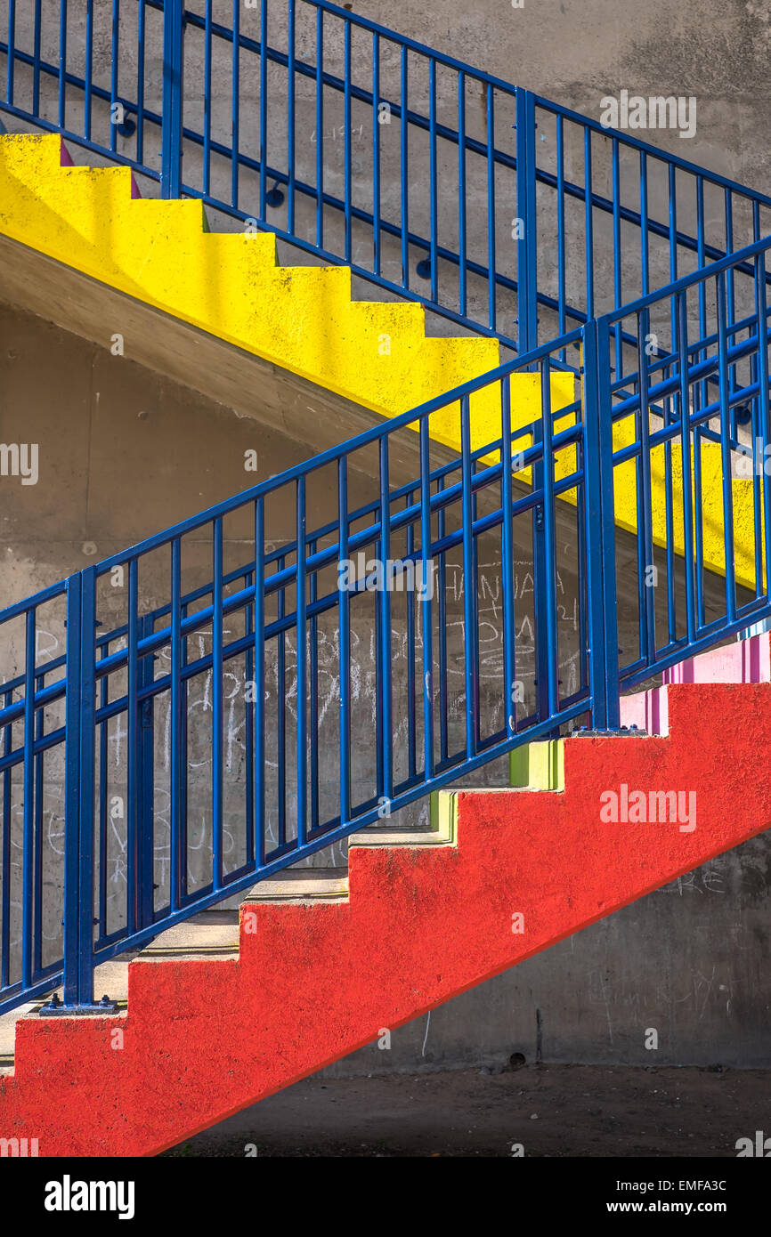 Rot, gelb, blau. Öffentliche Treppe Stockfoto