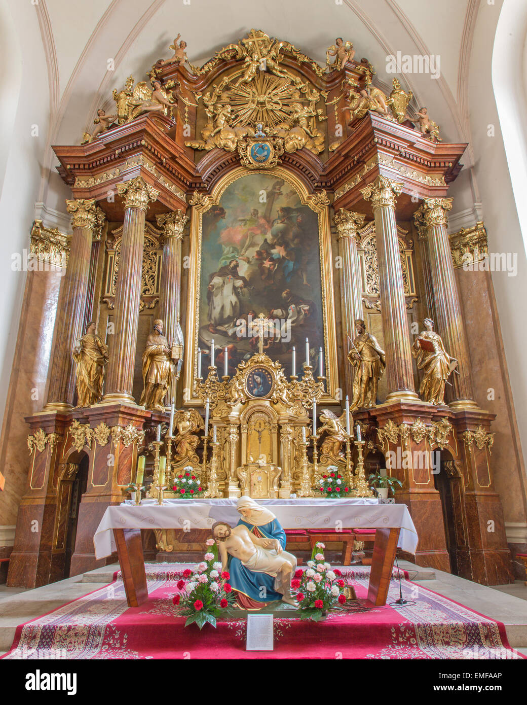 TRNAVA, Slowakei - 3. März 2014: Hauptaltar (1755-1757) in der Jesuiten-Kirche. Stockfoto