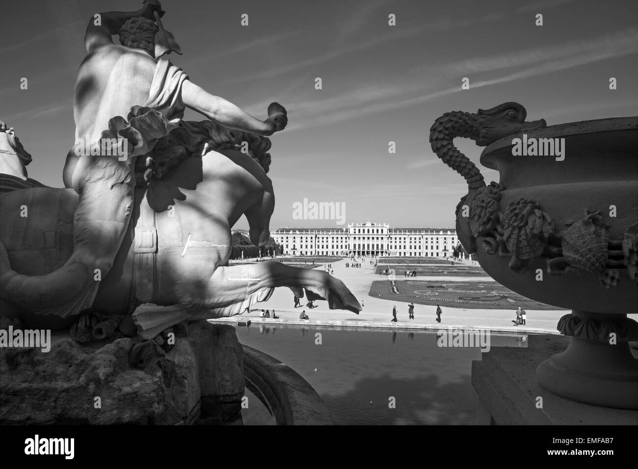 Wien, Österreich - 19. Oktober 2014: Das Schloss Schönbrunn und Gärten von Neptun-Brunnen. Stockfoto
