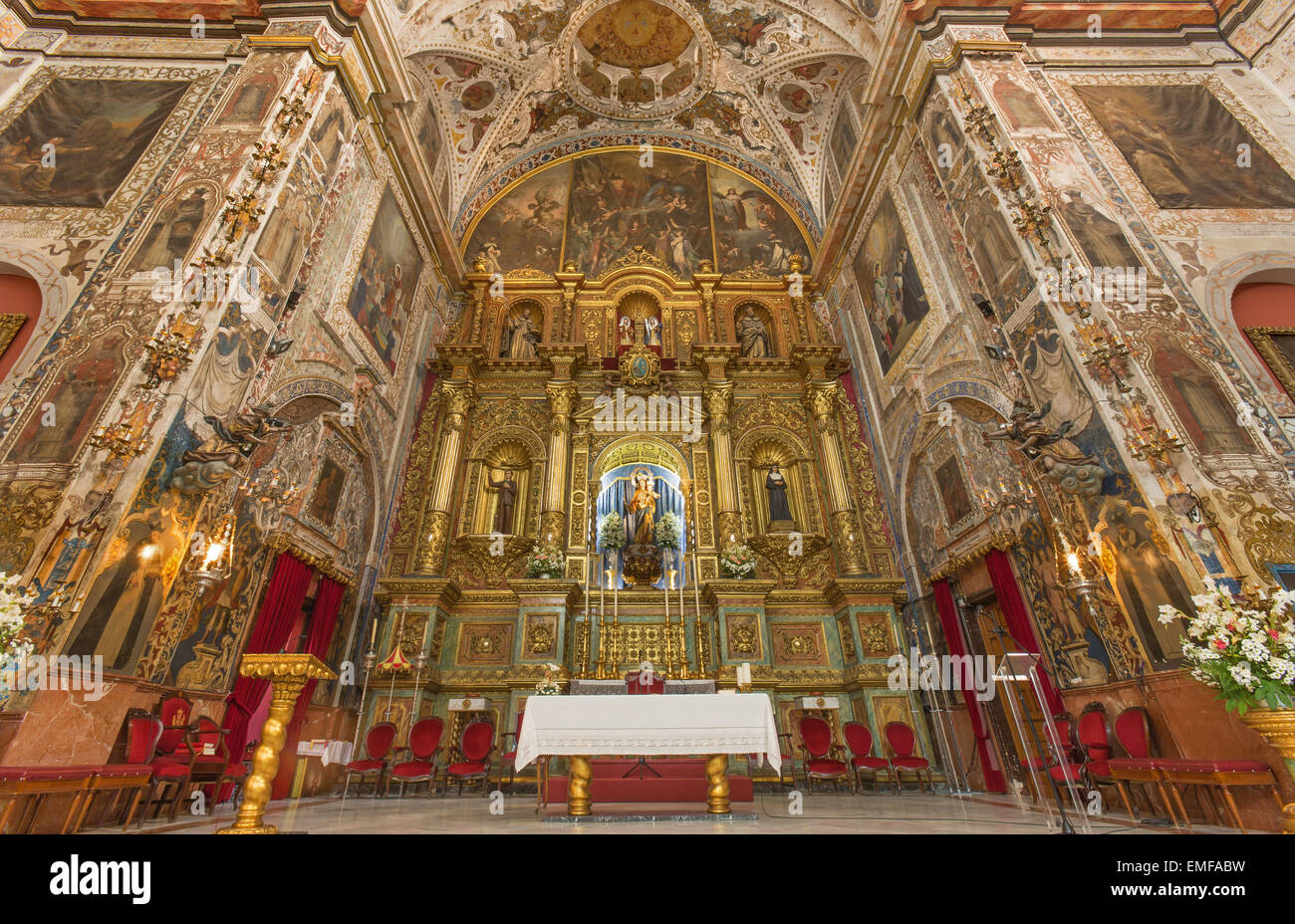 Sevilla, Spanien - 29. Oktober 2014: Der Hauptaltar und Presbyterium der barocken Kirche Basilica del Maria Auxiliadora. Stockfoto