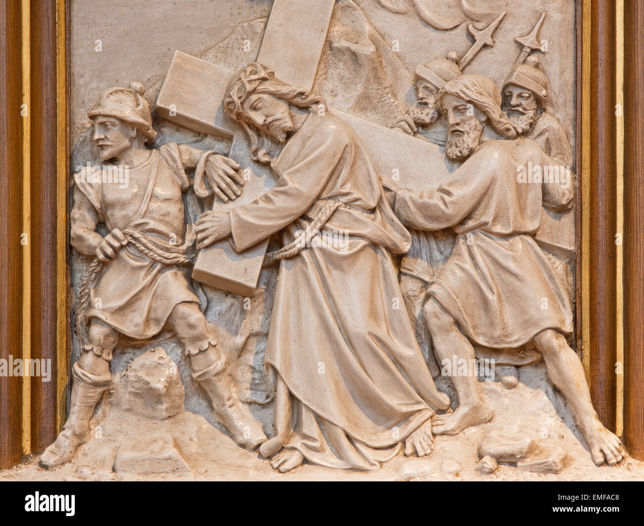 Wien - Simon von Cyrene hilft Jesus sein Kreuz zu tragen. Erleichterung, als ein Teil der Kreuzweg-Zyklus im Sacre Coeur Kirche Stockfoto