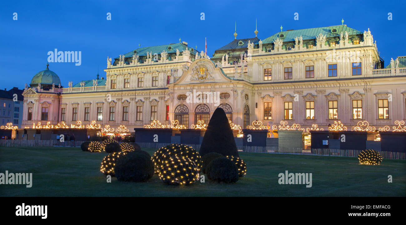 Wien - Schloss Belvedere auf dem Weihnachtsmarkt in Dämmerung Stockfoto