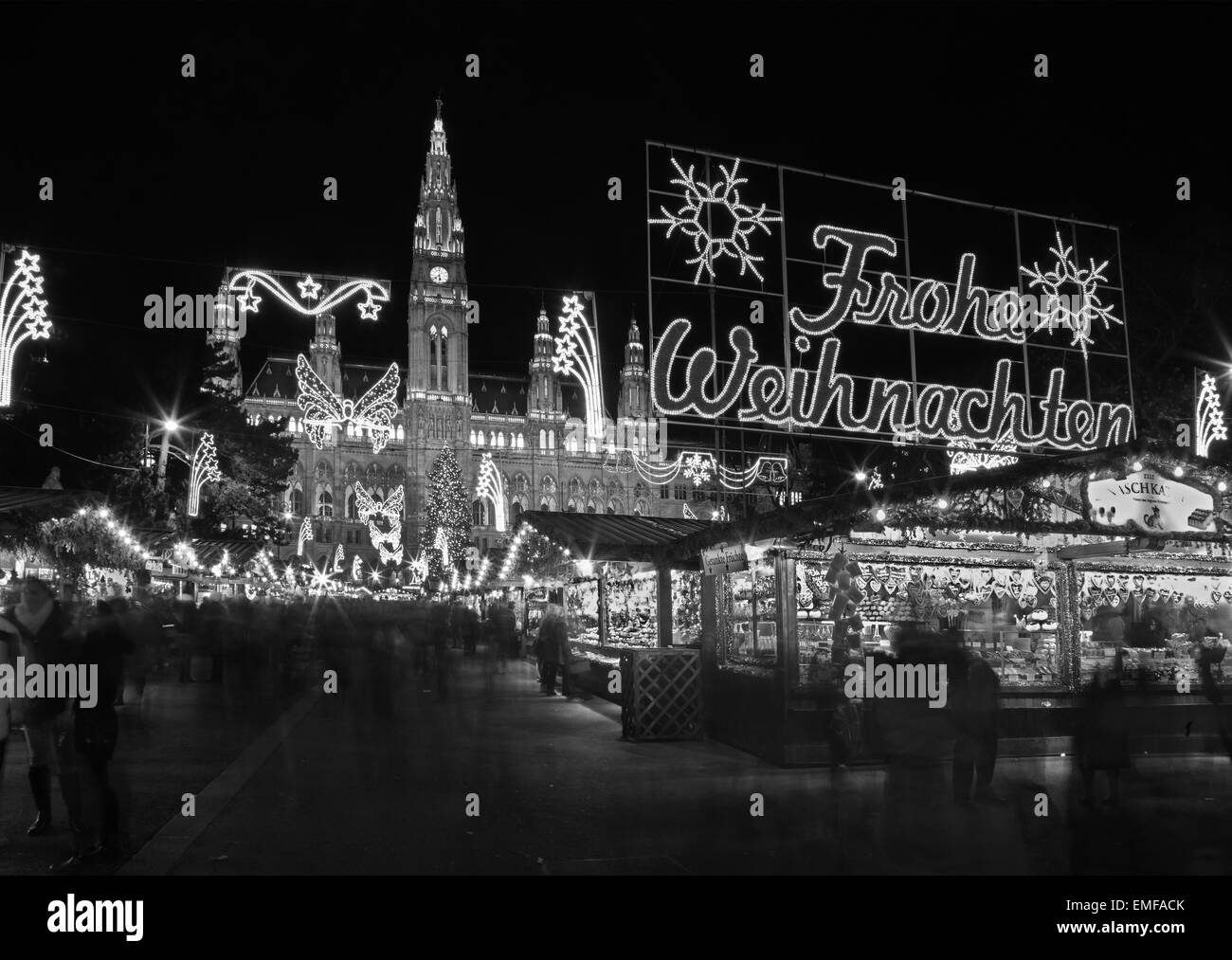 Wien, Österreich - 17. Dezember 2014: Die Fassade des Rathauses und Weihnachten Dekoration. Stockfoto