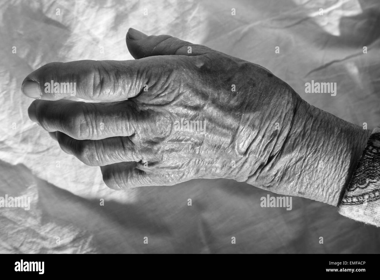 Hand der alten Frau Stockfoto
