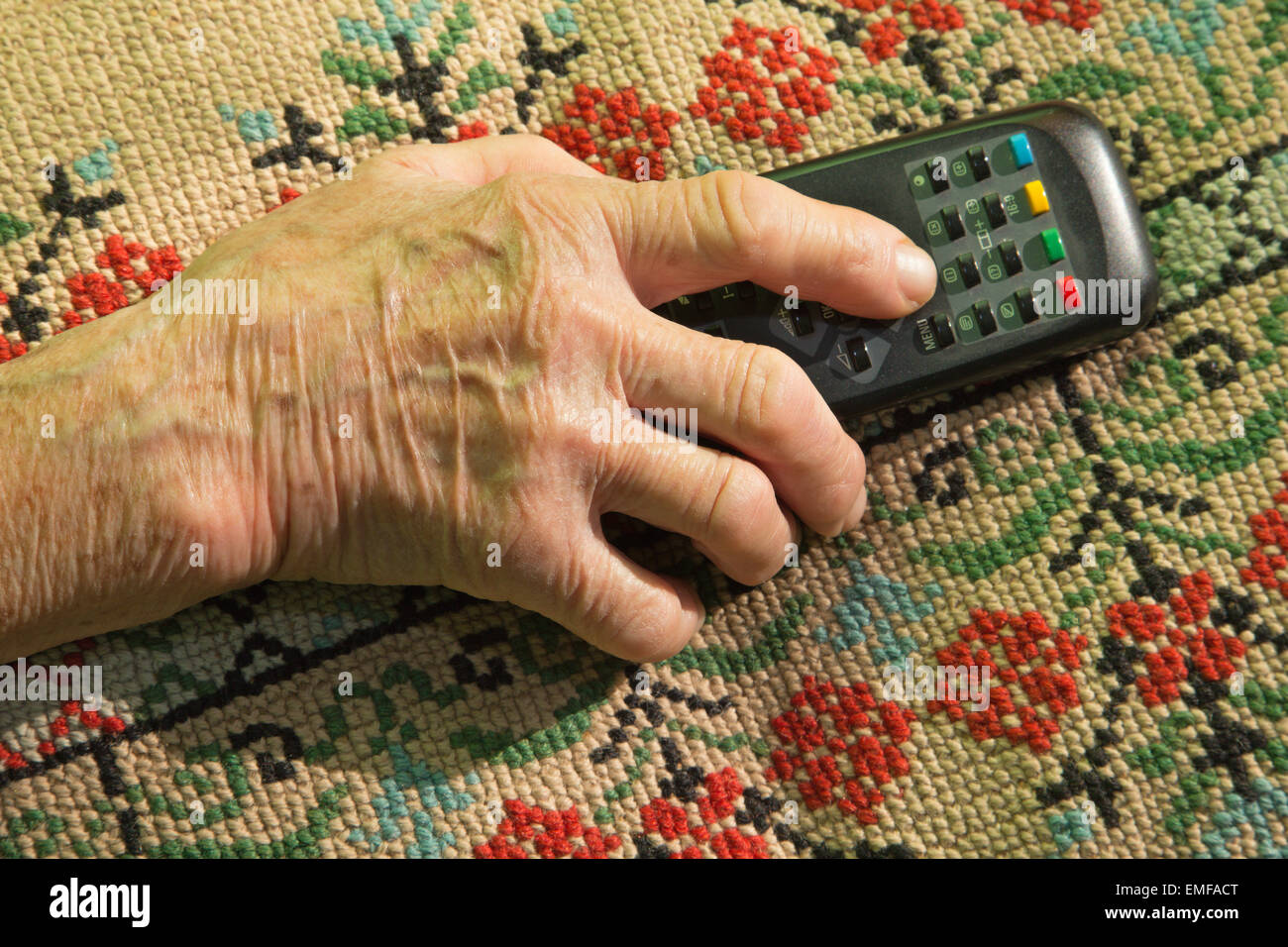 Hand der alten Frau mit TV Treiber Stockfoto