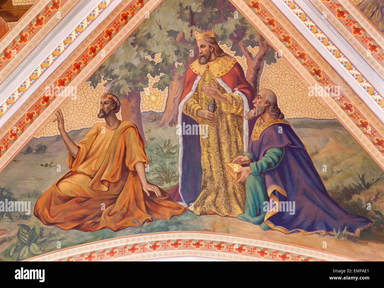 BANSKA STIAVNICA, Slowakei - 5. Februar 2015: Das Fresko der drei Könige-Szene an der Decke der Pfarrkirche aus dem Jahr 1910 Stockfoto