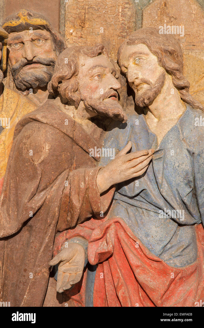 BANSKA STIAVNICA, Slowakei - 5. Februar 2015: Die Details der geschnitzten Relief der Verrat des Judas als Teil des barocken Kalvarienberg Stockfoto