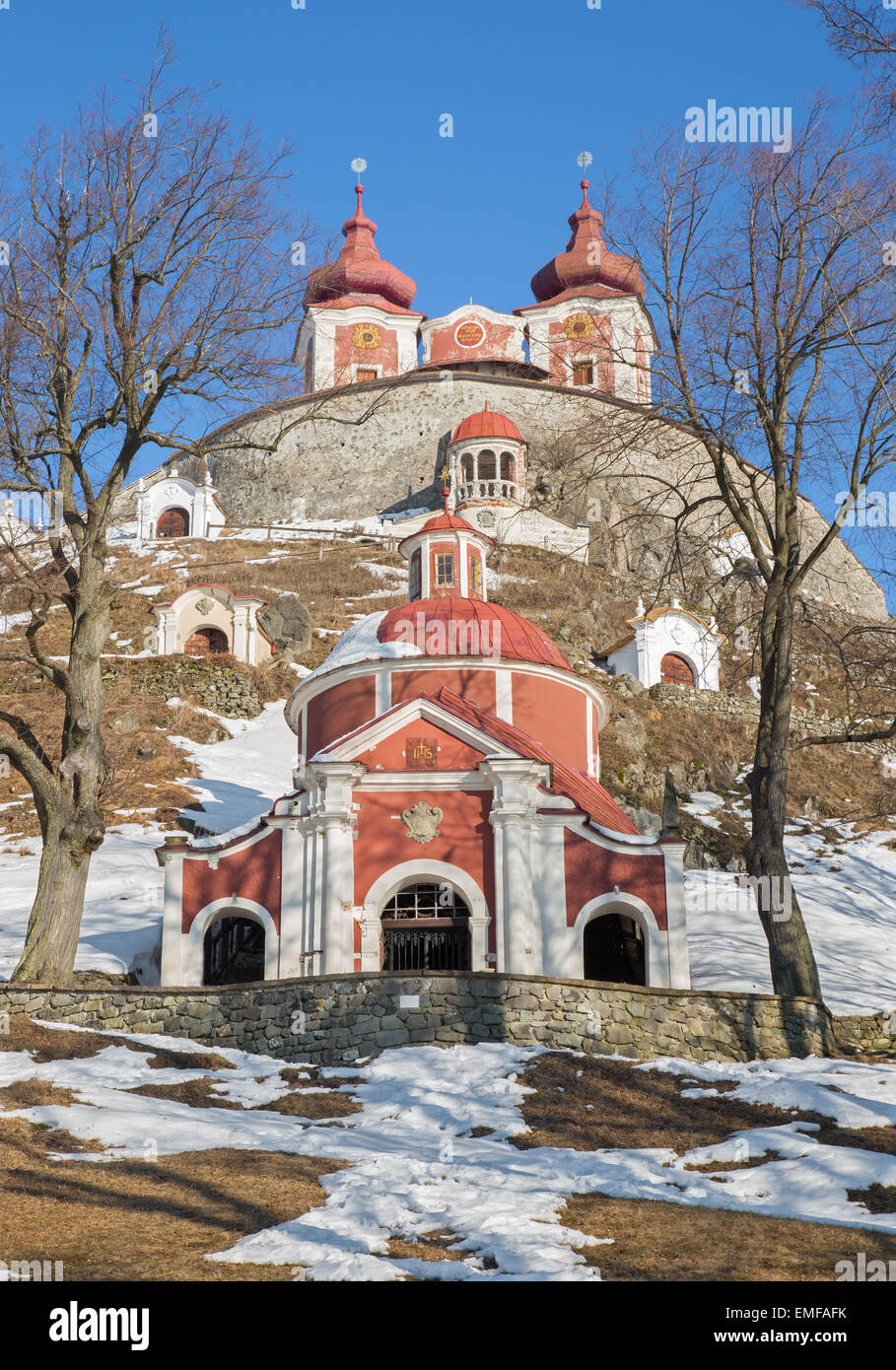 Banska Stiavnica - die mittleren und überlegenen Kirche barocke Kalvarienberg im Jahre 1744-1751 im Winter gebaut. Stockfoto