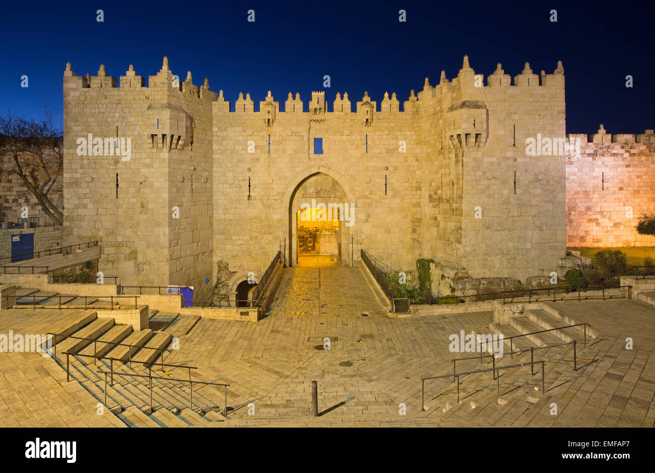 Jerusalem - Damaskus-Tor in der Abenddämmerung Stockfoto