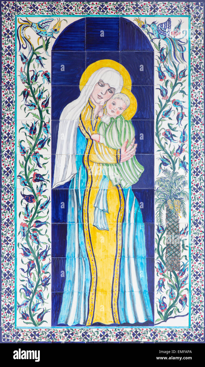 JERUSALEM, ISRAEL - 5. März 2015: Die moderne geflieste Madonna im Vestibül der armenischen Kathedrale St. James von Marie Balian (2012). Stockfoto