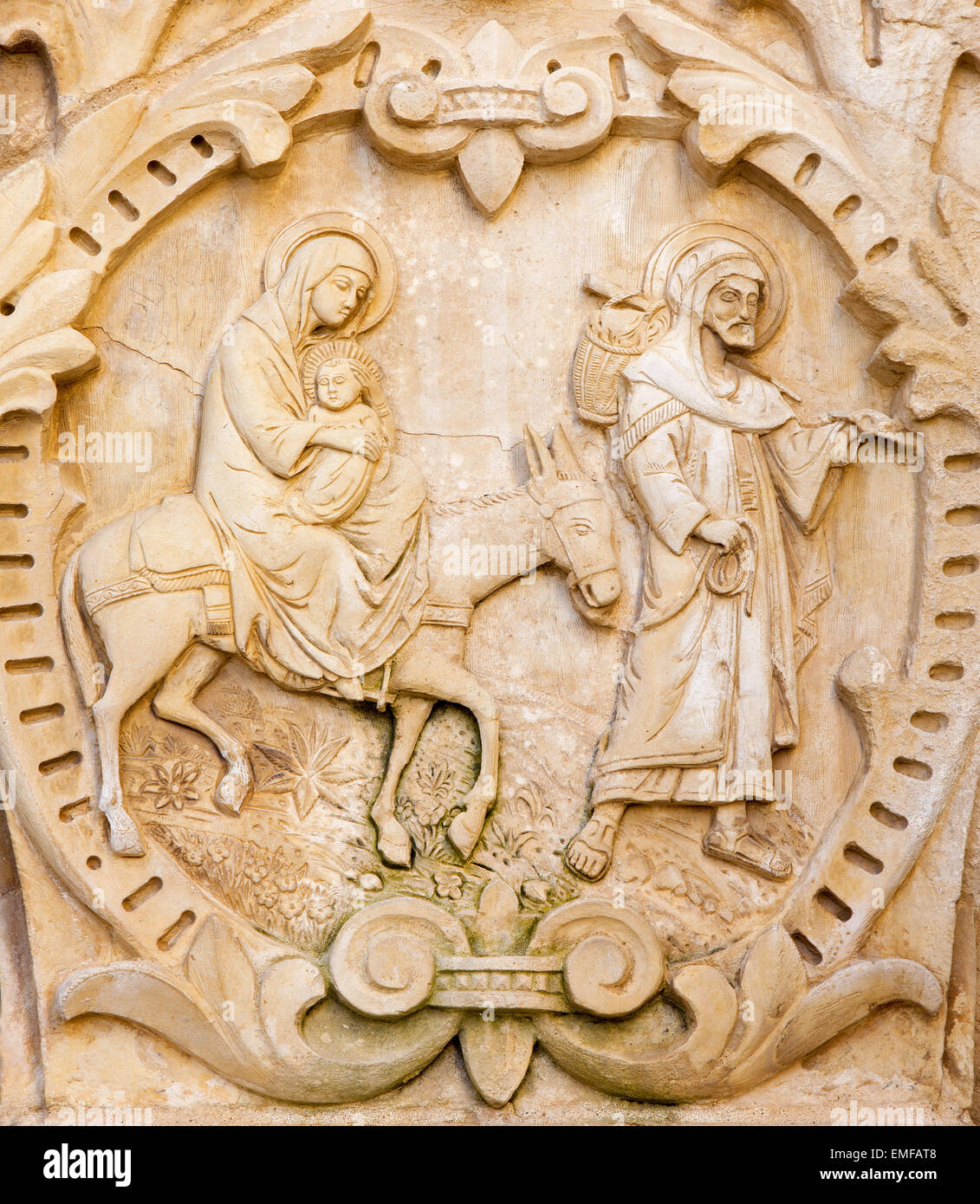 BETHLEHEM, ISRAEL - 6. März 2015: Die Flucht der Heiligen Familie nach Ägypten. Das Relief auf dem Portal in der Kapelle des 'Milchgrotte' Höhle Stockfoto