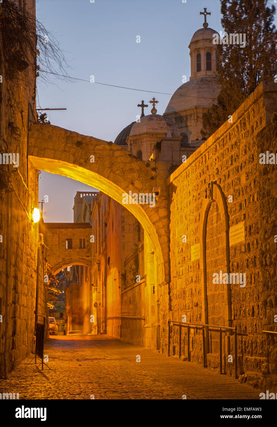 Jerusalem - Via Dolororosa in der Abenddämmerung mit der Geißelung Christi Kapelle im Hintergrund. Stockfoto