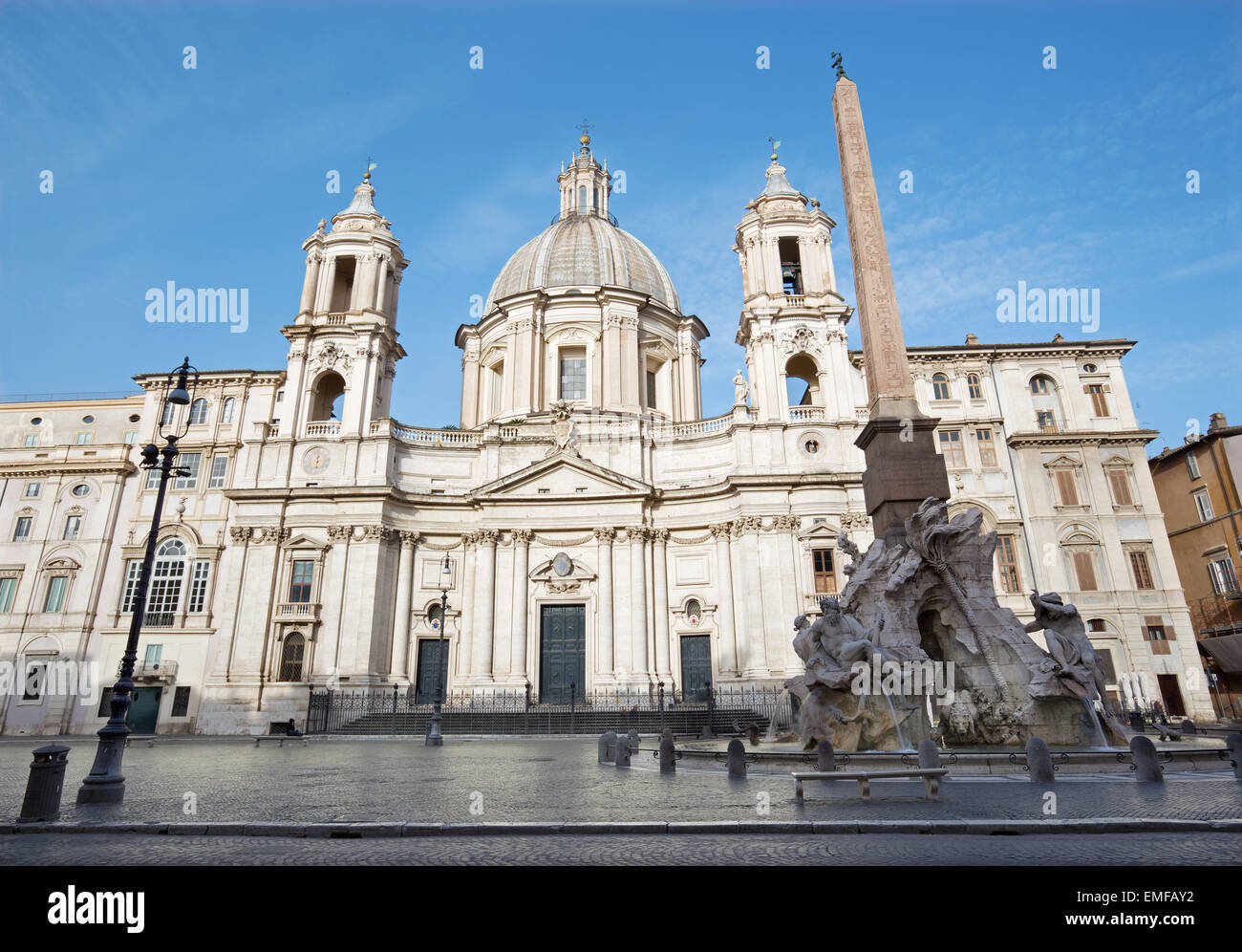 Rom - Piazza Navona Morgen und Fontana dei Fiumi von Bernini und Ägypter Obelisk und Santa Agnese Kirche Stockfoto