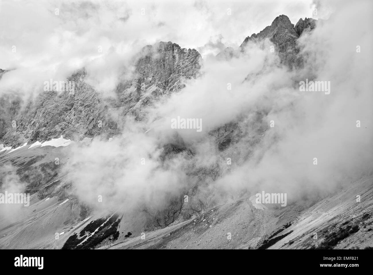 Die Südwand des Dachstein-Massivs in Wolken - Österreich Stockfoto