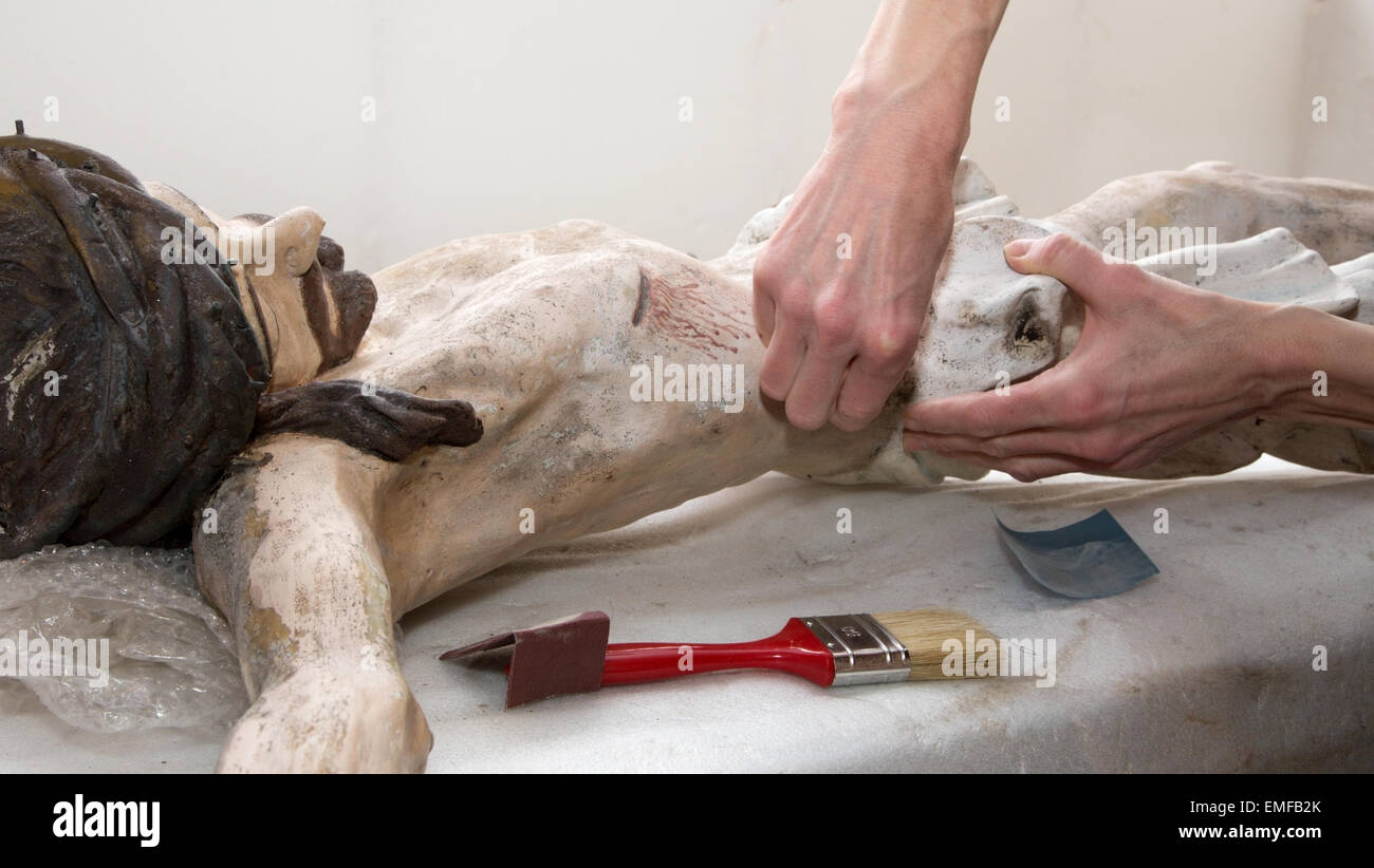 Wiederherstellung der Jesus-Christus-Statue - Detail der Hände bei der Arbeit Stockfoto