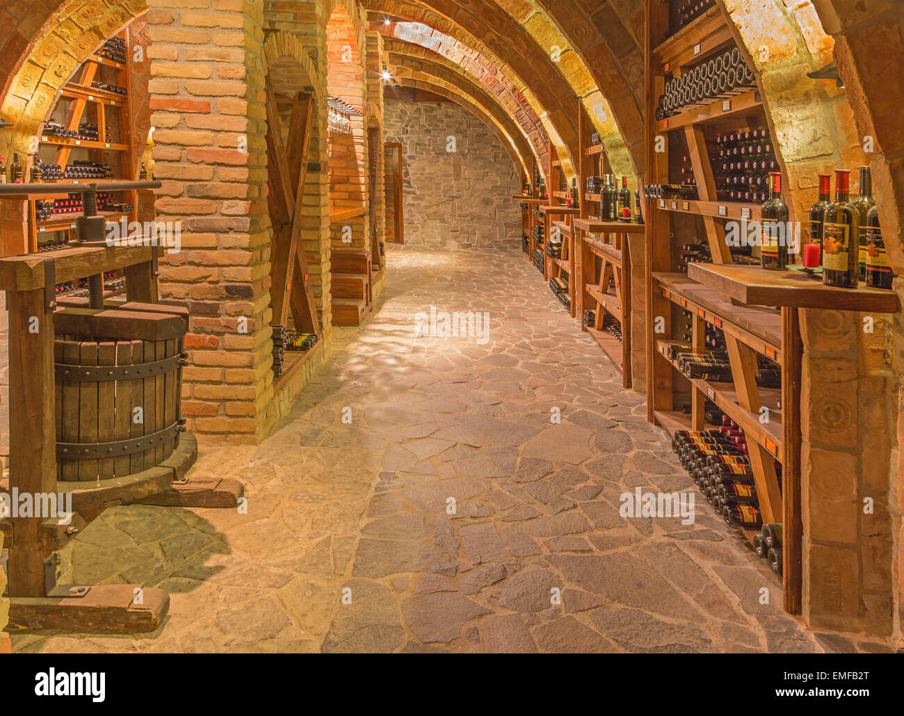 TRNAVA, Slowakei - 3. März 2014: Der Weinkeller von großen slowakischen Hersteller "Mrva und Stanko" Indoor. Stockfoto