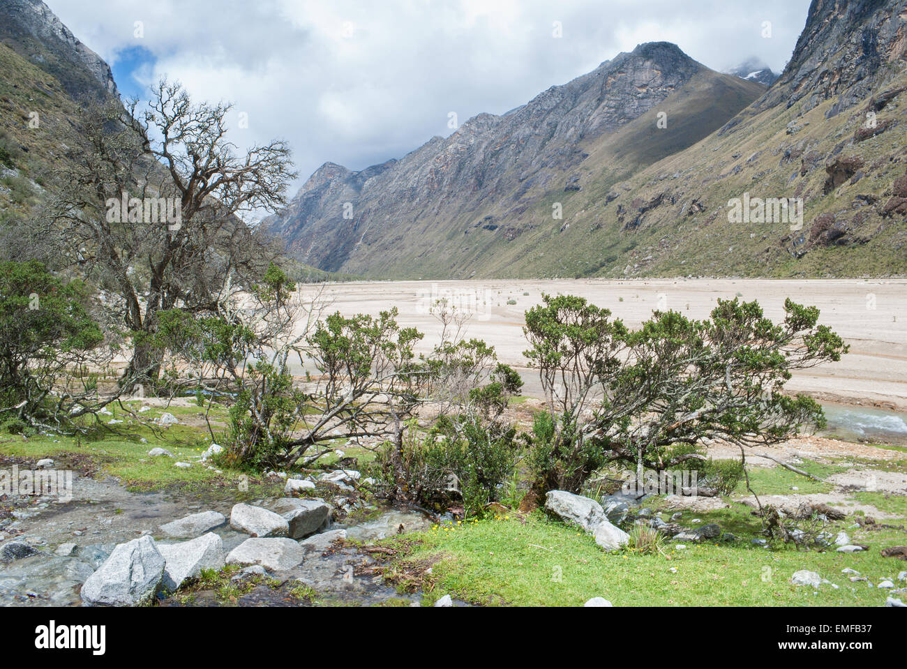 Peru - Blick vom Tal der Cordillera Blanca in den Anden von der Trek von Santa Cruz. Stockfoto