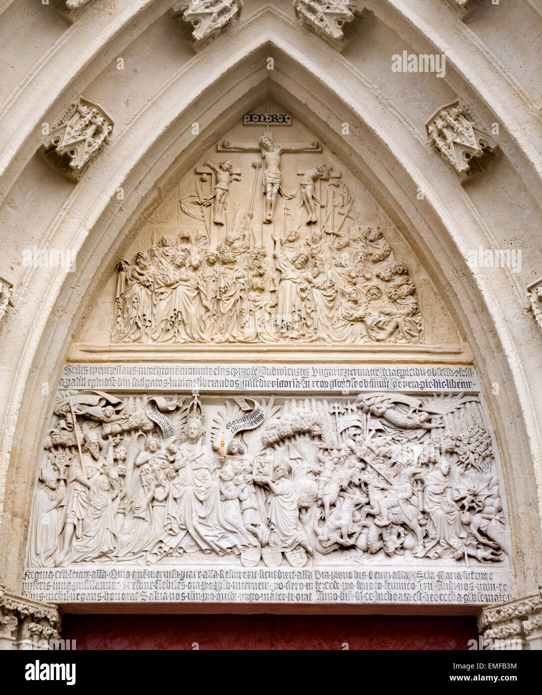 MARIAZELL, Österreich - 4. April 2011: Das Portal der Basilika von der Geburt der Jungfrau Maria mit der Kreuzigung Entlastung Stockfoto