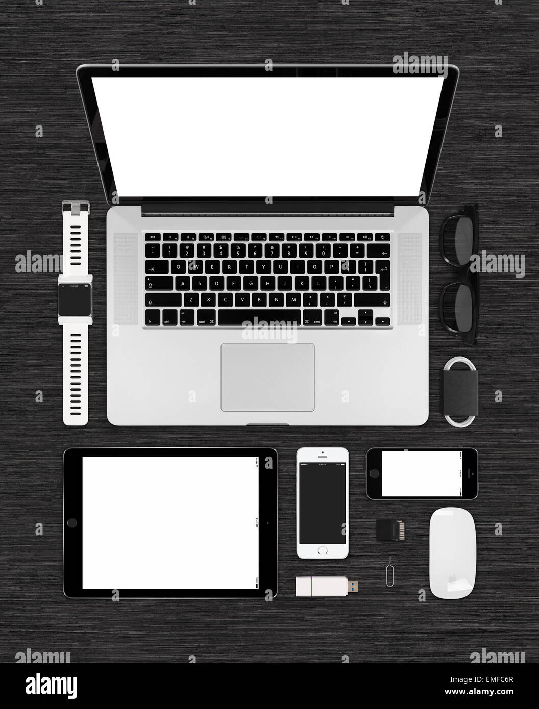 Draufsicht der Technologie Mockup für Design-Präsentation oder Portfolio auf schwarzen Schreibtisch-Oberfläche. Besteht aus Laptop, Tablet PC, s Stockfoto