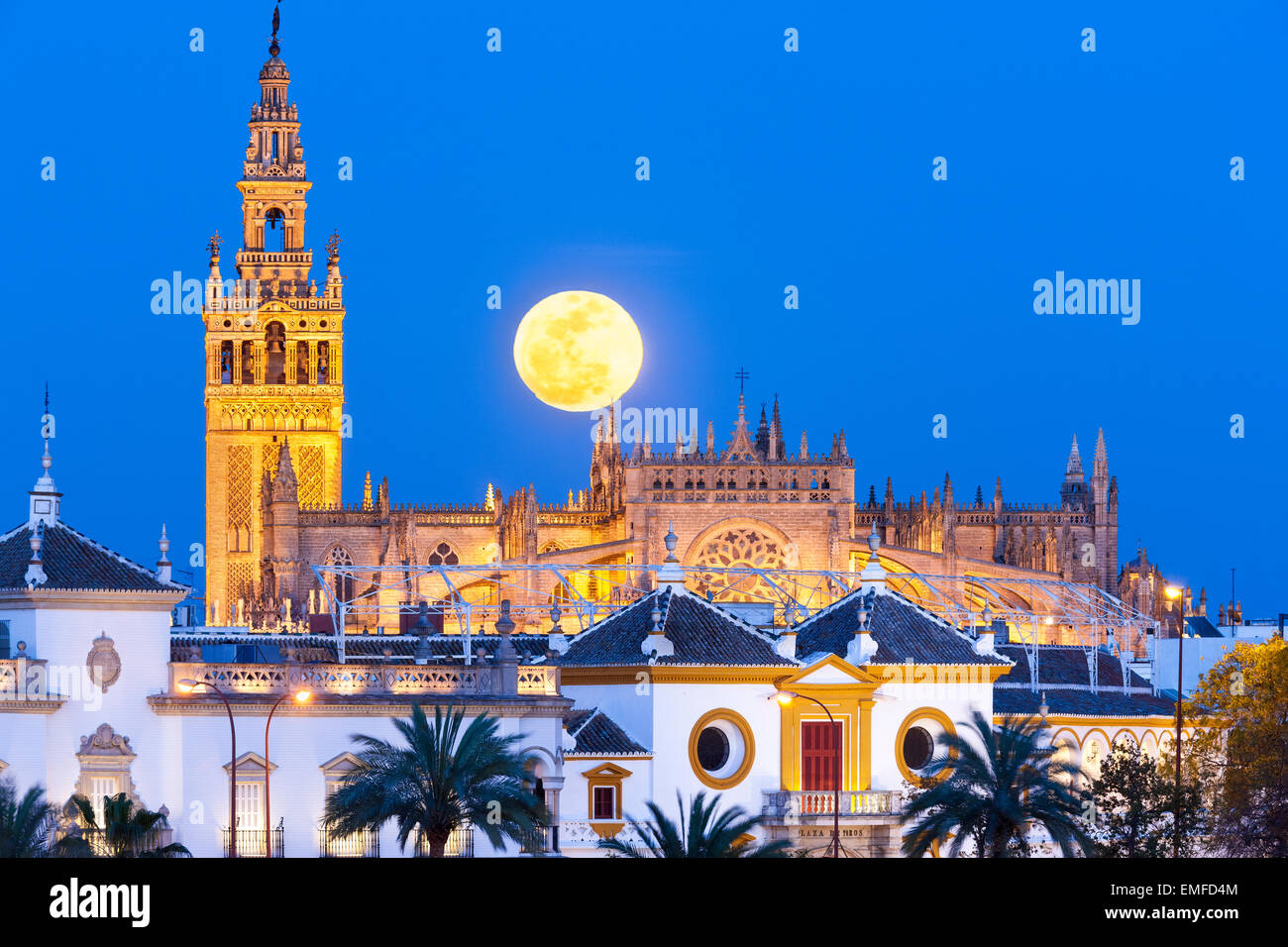Sevilla Spanien Sevilla Skyline mit Vollmond über Bergen hinter Turm La Giralda, Sevilla Kathedrale de Sevilla und Plaza de Toros Stockfoto