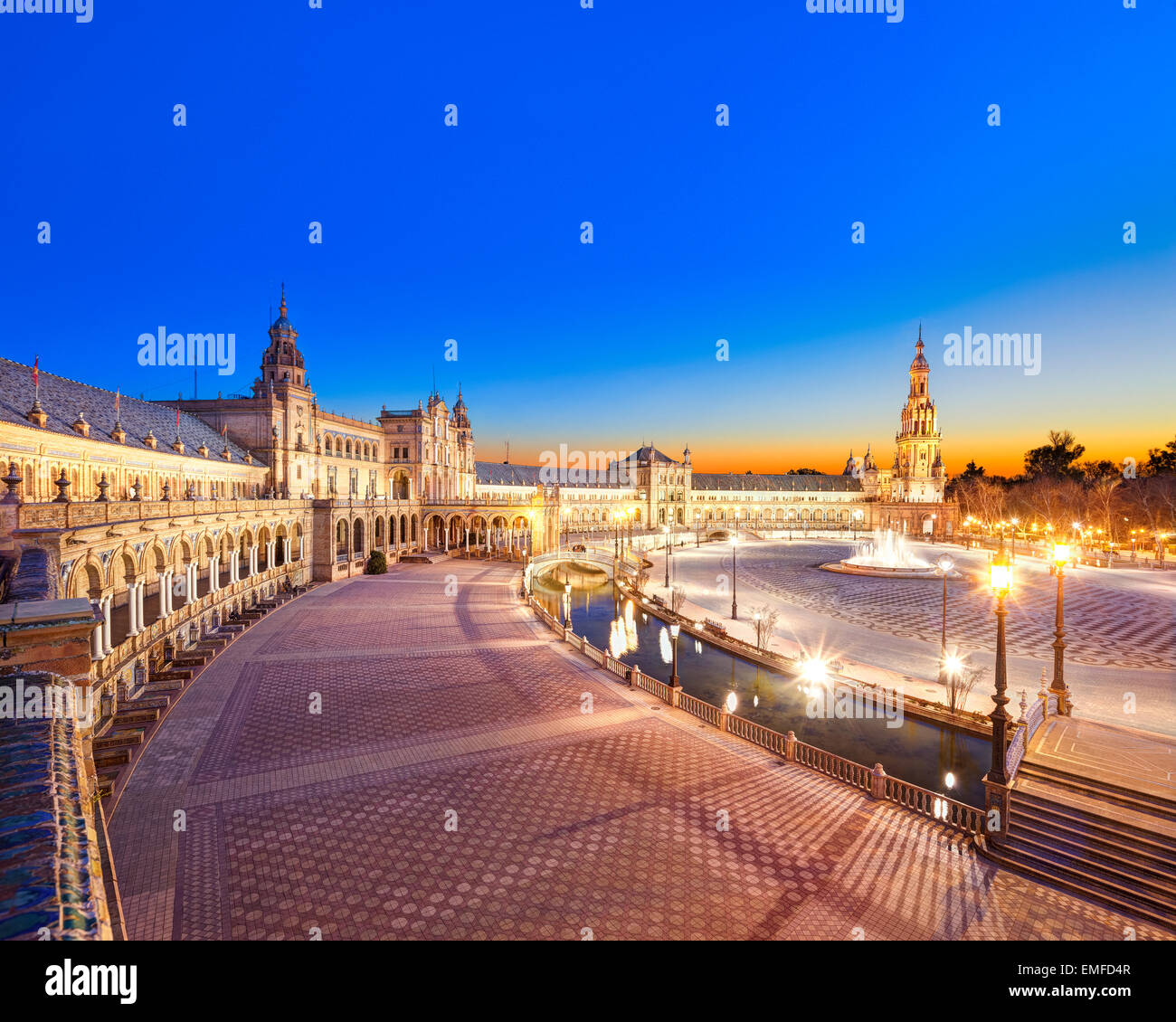 Plaza de Espana Sevilla, Sevilla, Spanien bei Sonnenuntergang. Malerischen Überblick über den Platz in Richtung Südturm des Hauptgebäudes. Stockfoto