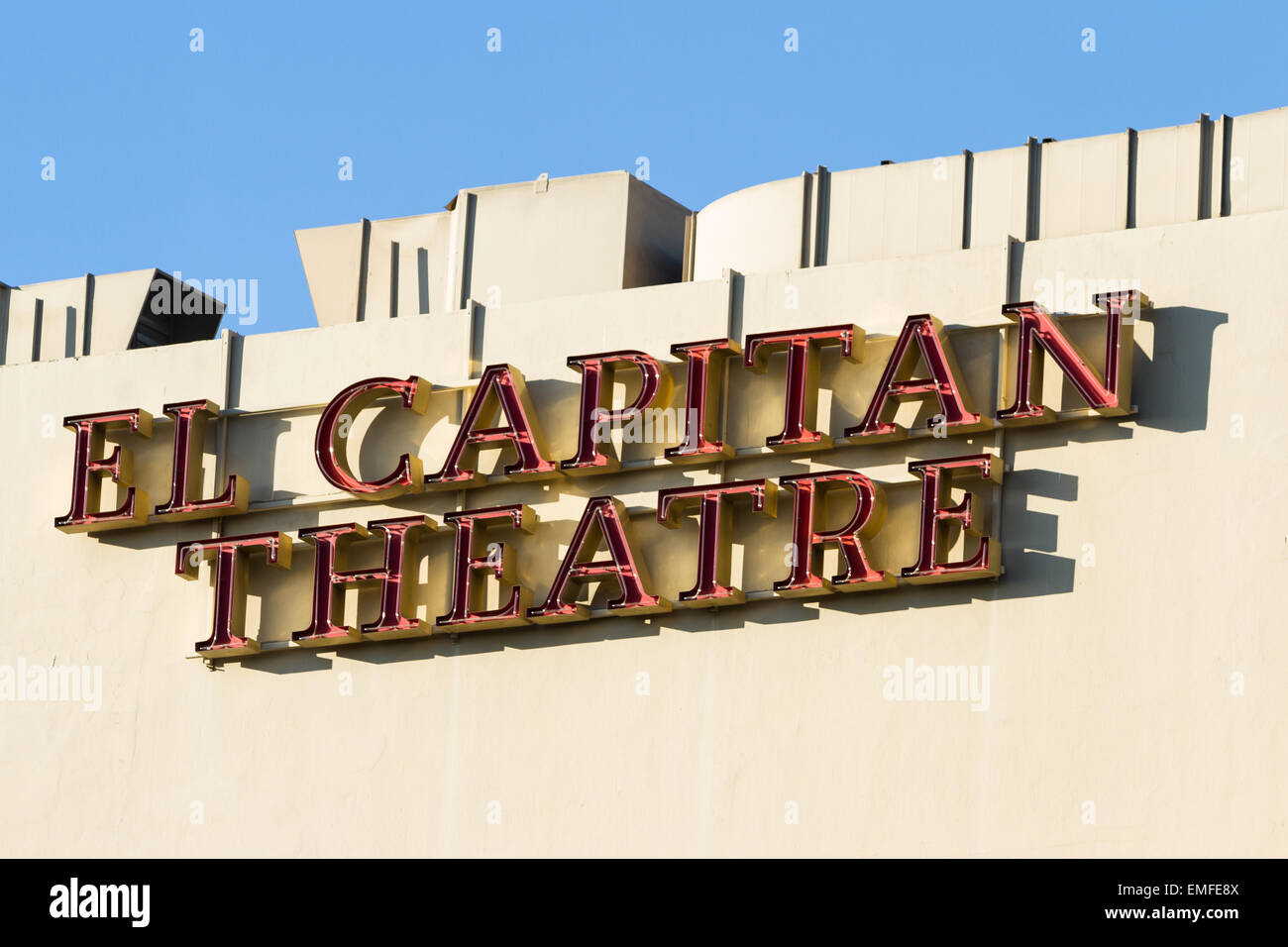 Hollywood, Kalifornien - Februar 08: Streetview des Zeichens für El Capitan Theater, 8. Februar 2015 in Hollywood, Kalifornien. Stockfoto