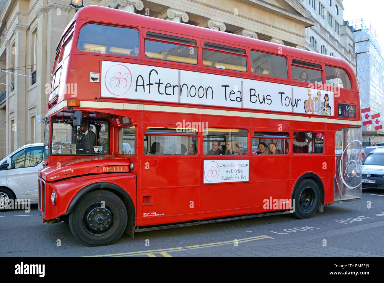 Klassischer originaler, roter historischer routemaster Doppeldeckerbus, der für den Nachmittagstee und die Besichtigungstour am Trafalgar Square London England GB geeignet ist Stockfoto