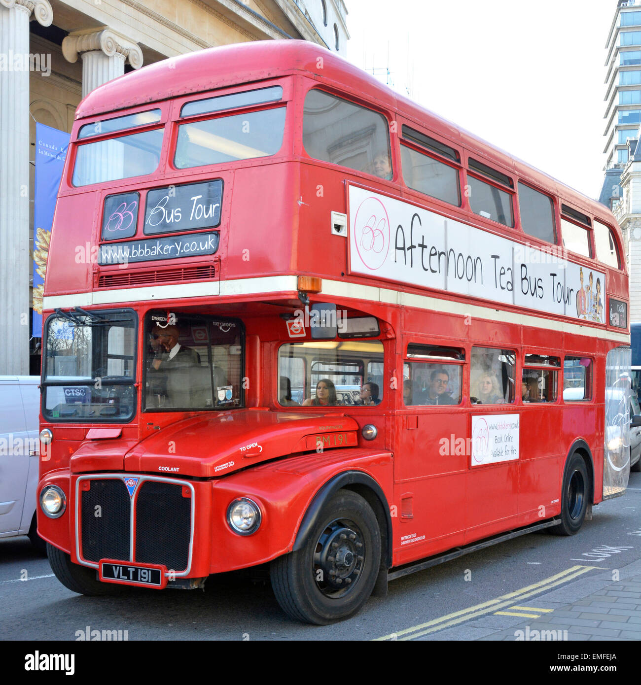 Klassischer originaler, roter historischer routemaster Doppeldeckerbus, der für den Nachmittagstee und die Besichtigungstour am Trafalgar Square London England GB geeignet ist Stockfoto