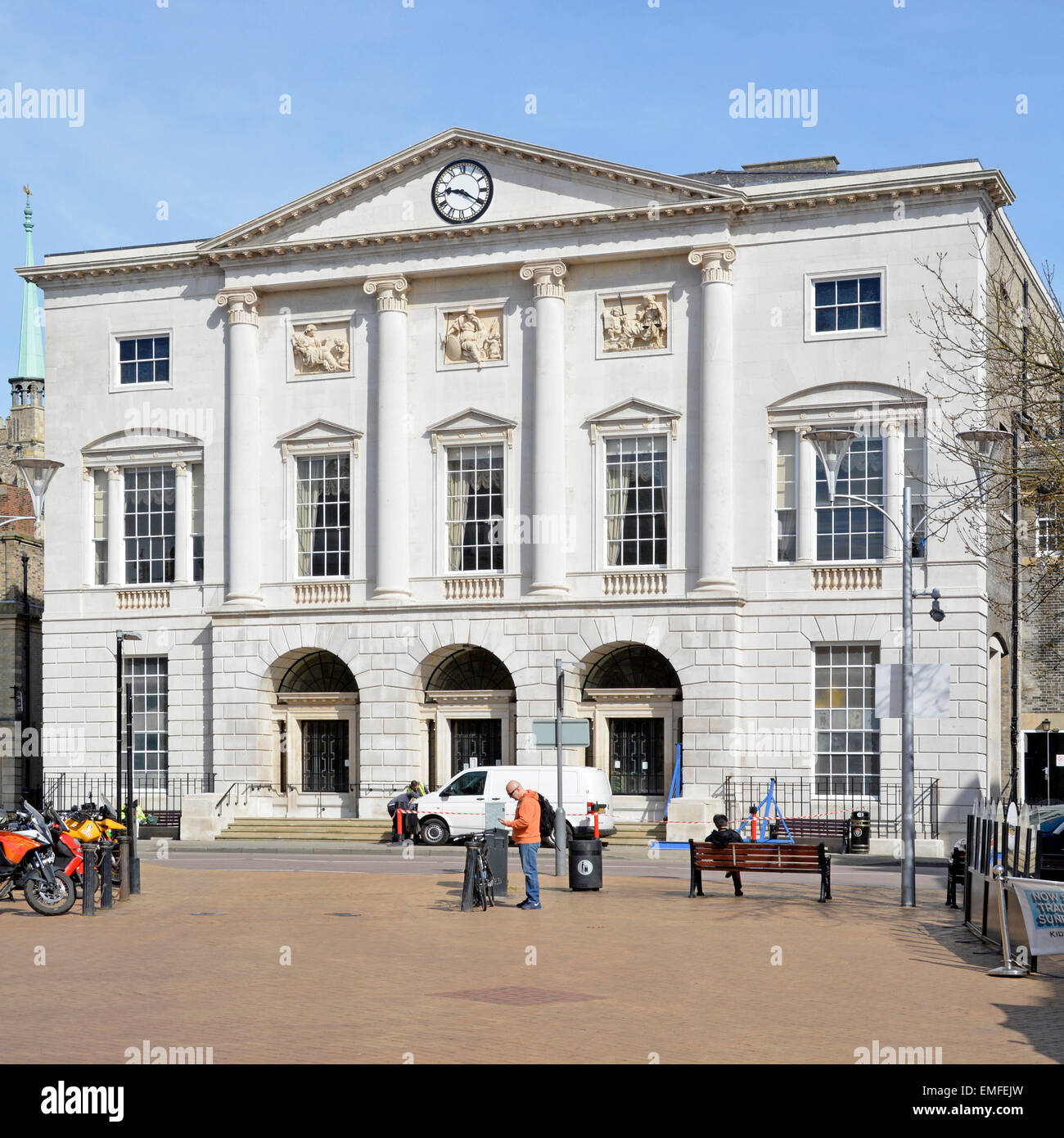 Chelmsford gepflasterte Fußgängerzone Hohe Straße und dem Shire Hall (ehemaliges Gerichtsgebäude) gesehen nach umfangreichen Renovierungsarbeiten Essex England Großbritannien Stockfoto