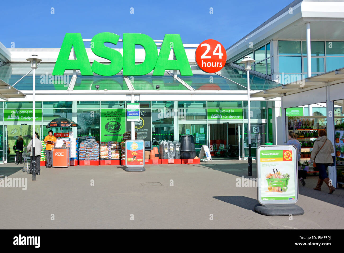 Shopper am Haupteingang zu Asda Food & George Kleidung Supermarkt Shopping Einzelhandel Geschäft mit 24 Stunden Schild Colchester Essex England Stockfoto