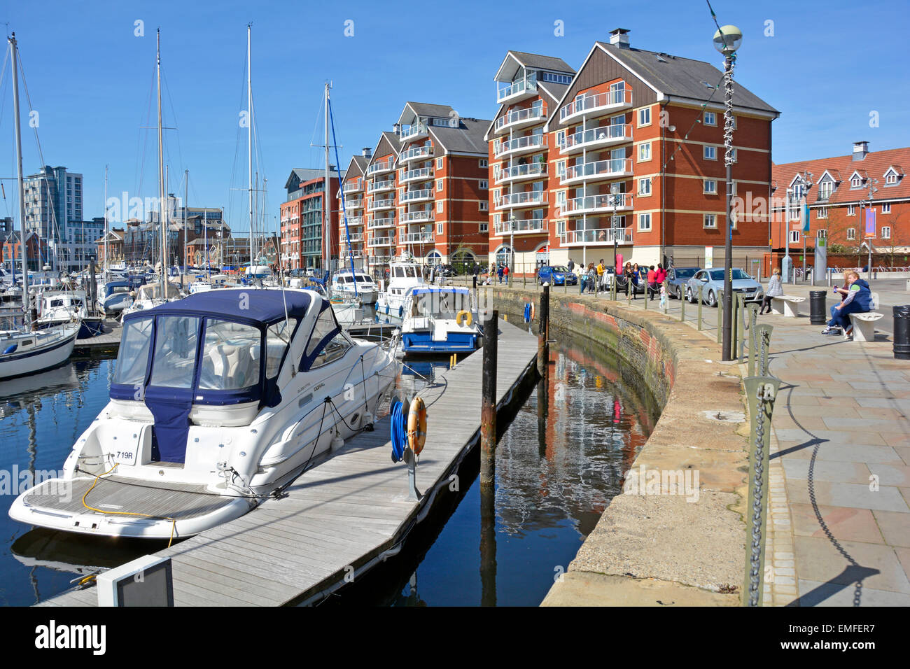 Ipswich Waterfront & Marina Boote Menschen genießen Spätherfrühling Frühsommer warmen Sonnenschein modernen Balkon Apartment Gebäude Suffolk East Anglia England UK Stockfoto