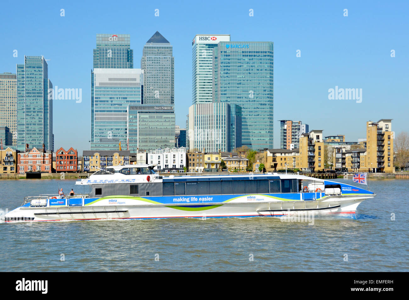 River Thames & London Docklands Canary Wharf Skyline der Banken HQ Moderne Wolkenkratzer-Gebäude mit Thames Clippers schnellem River Bus-Service durch Großbritannien Stockfoto