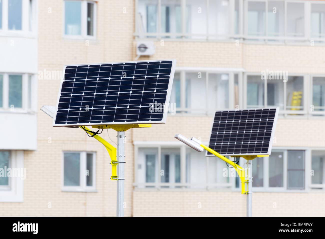 eine Straßenlaterne powered by Solar Batterien Stockfoto