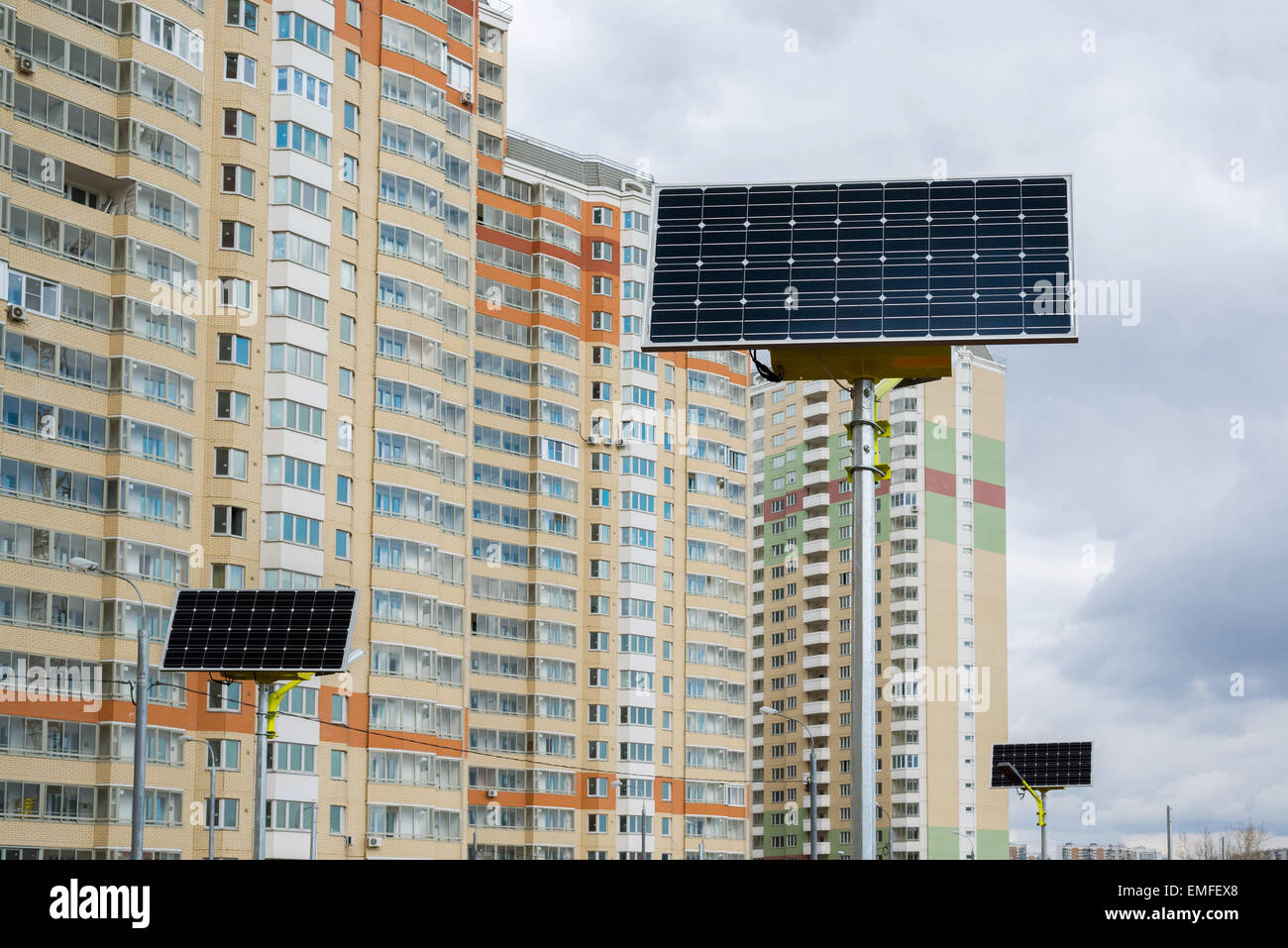 eine Straßenlaterne powered by Solar Batterien Stockfoto