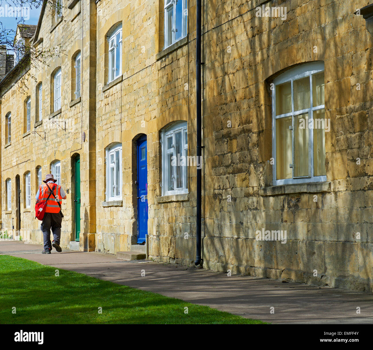 Postbote liefert Mail an Häuser in Chipping Campden, Cotswolds, Gloucestershire, England UK Stockfoto