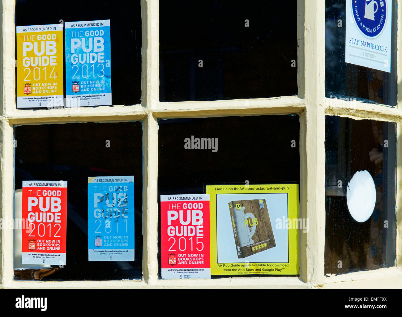 Fenster von acht Glocken Pub, Chipping Campden, Gloucestershire, England UK, mit Auszeichnungen von Good Pub Guide Stockfoto