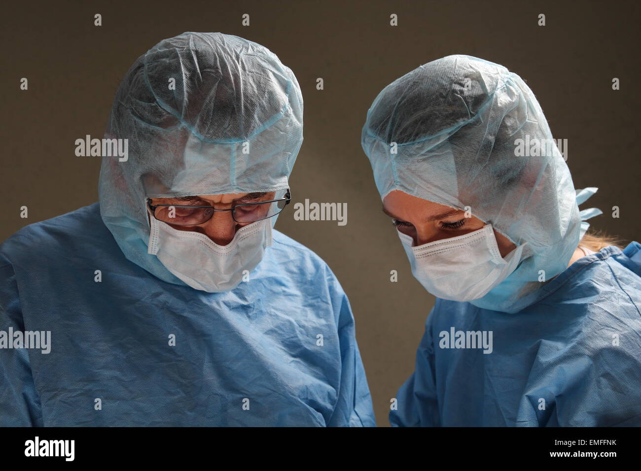 Zwei Ärzte arbeiten in einem OP-Raum Stockfoto