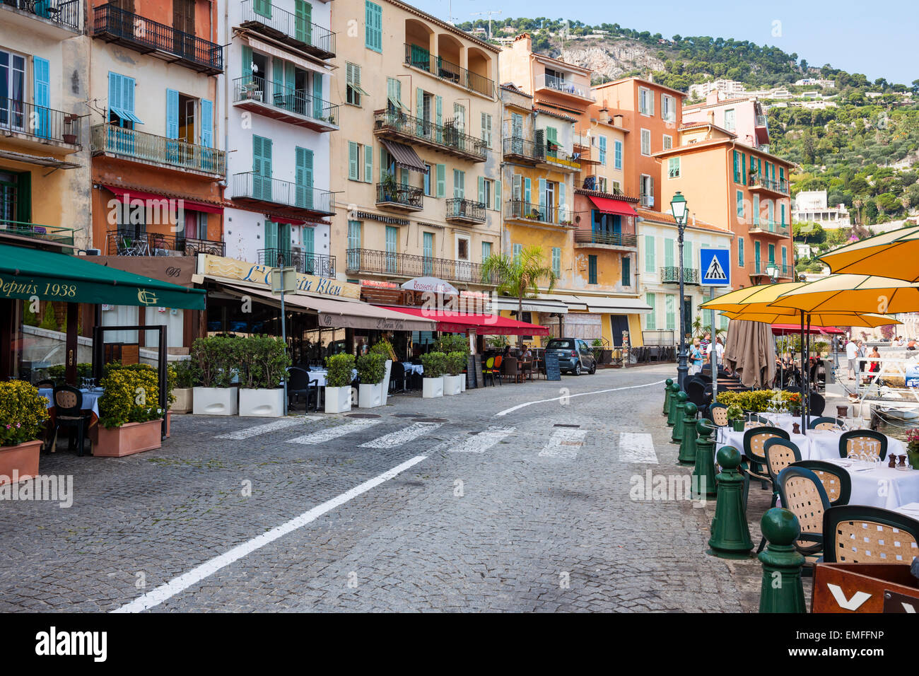 VILLEFRANCHE-SUR-MER, Frankreich-4. Oktober 2014: Restaurants mit Außenterrassen mit Blick auf Mittelmeer willkommen Touristen im Schlepptau Stockfoto
