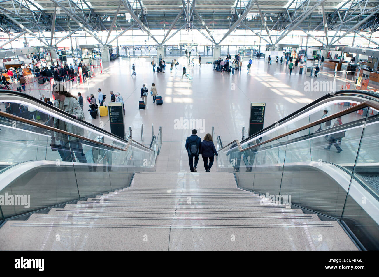 Touristen mit Koffern am Hamburger Flughafen check-in Bereich Stockfoto