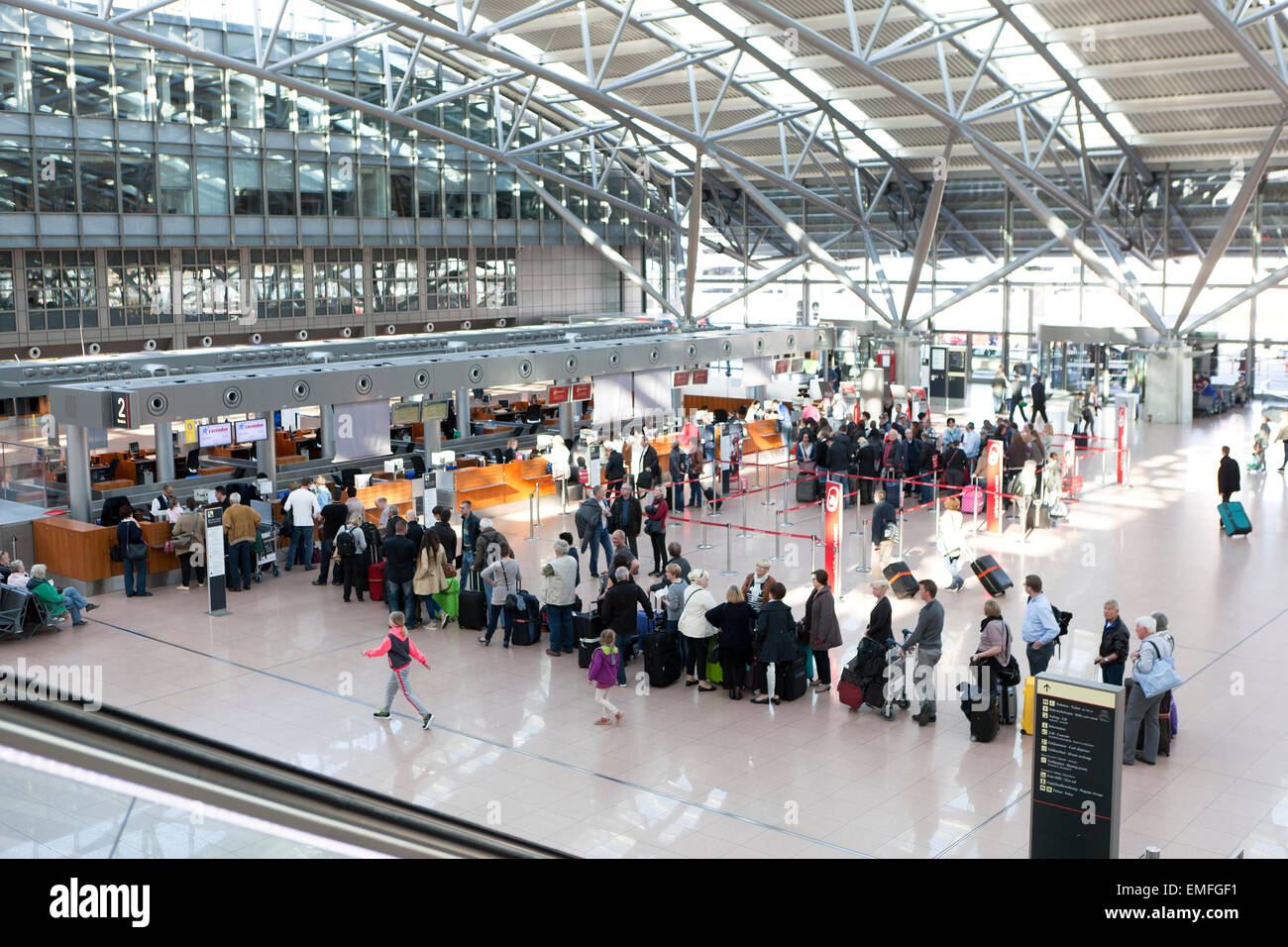 Touristen mit Koffern am Hamburger Flughafen check-in Bereich Stockfoto