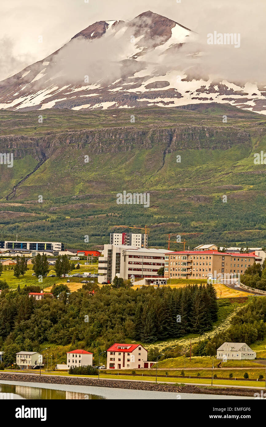 Stadt, überragt vom Berg Akureyri, Island Stockfoto