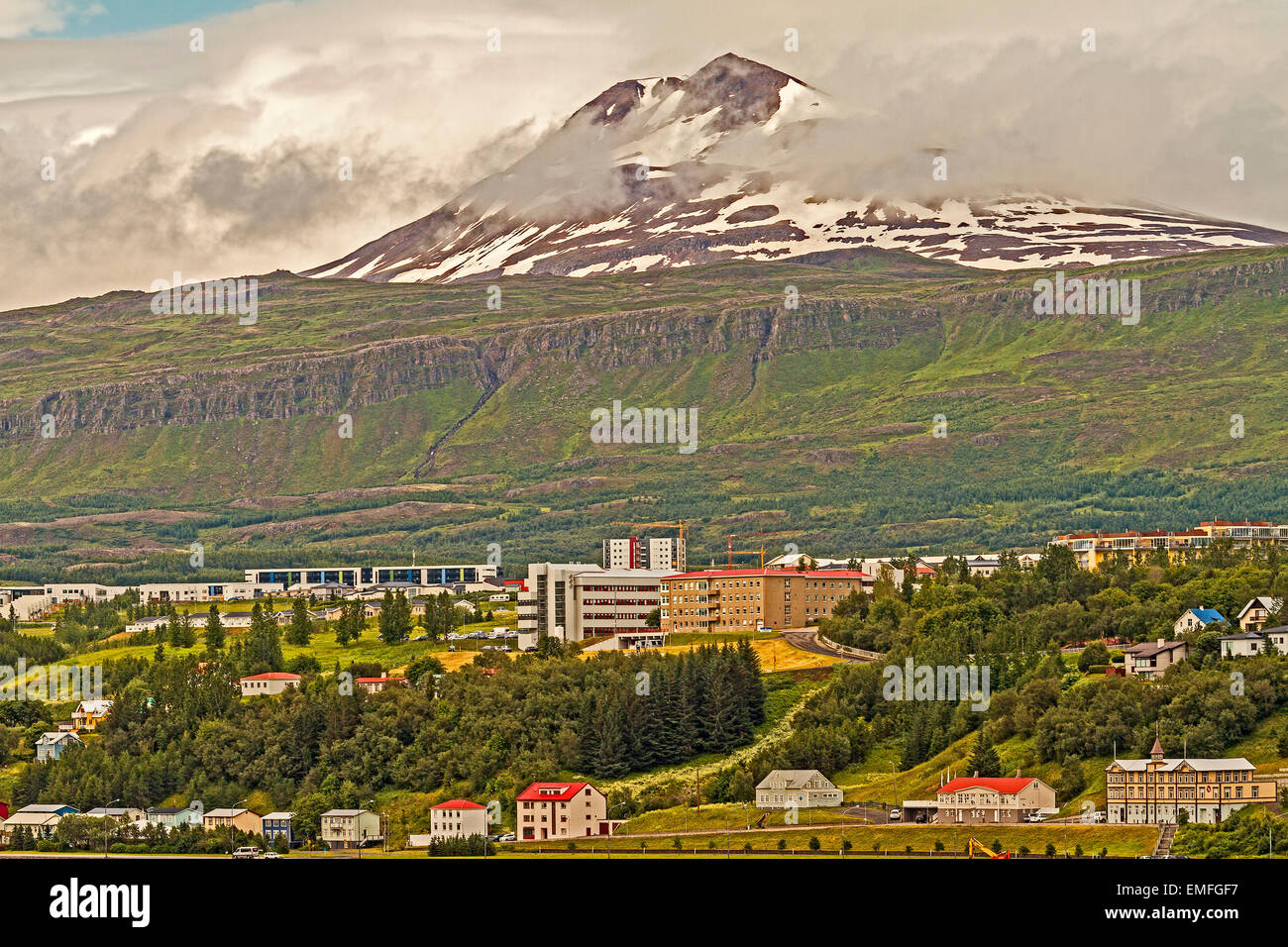 Stadt, überragt vom Berg Akureyri, Island Stockfoto