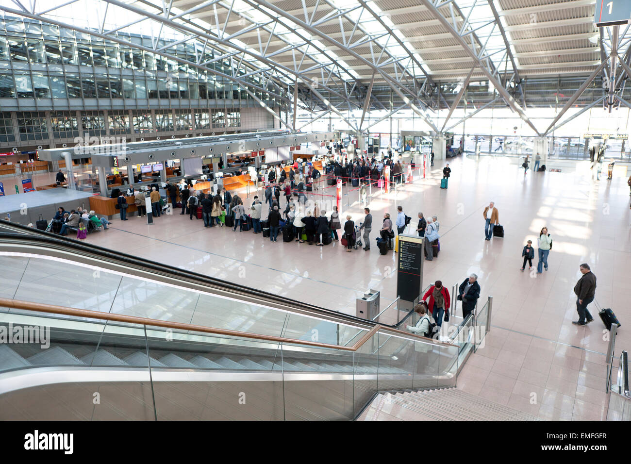 Touristen mit Koffern am Hamburger Flughafen check-in Bereich Stockfoto