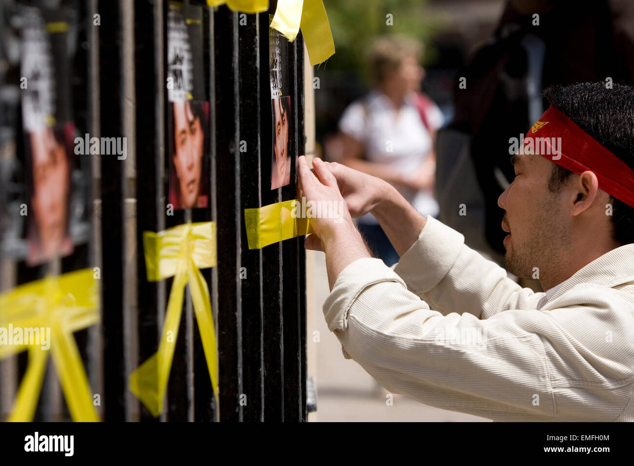 Burmesische Demonstranten markieren den Geburtstag des Gefangenen Aung Suu Kyi außerhalb der burmesischen Botschaft in London Stockfoto