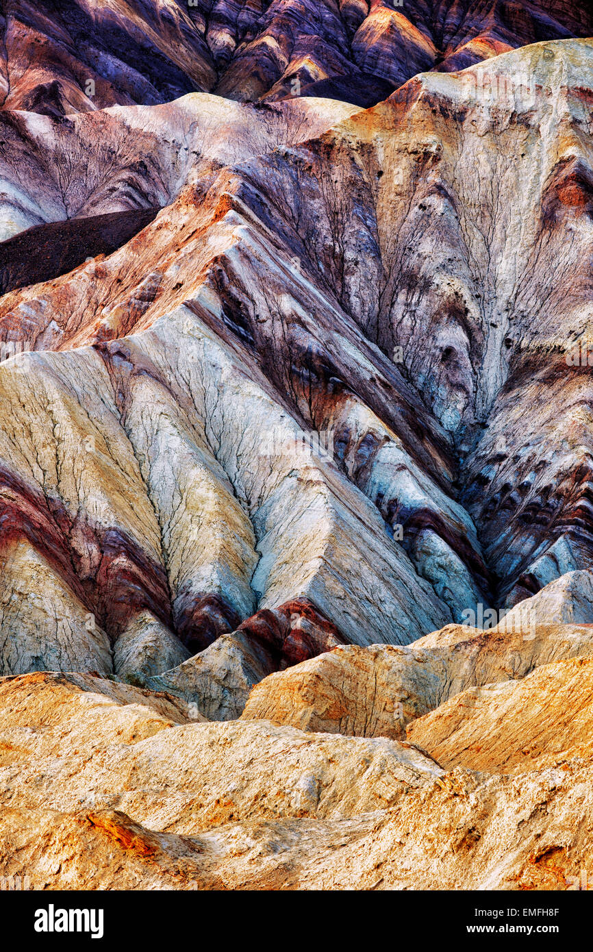 Bürgerlichen Dämmerung bereichert die Multi Farben Golden Canyon Badlands im kalifornischen Death Valley National Park. Stockfoto