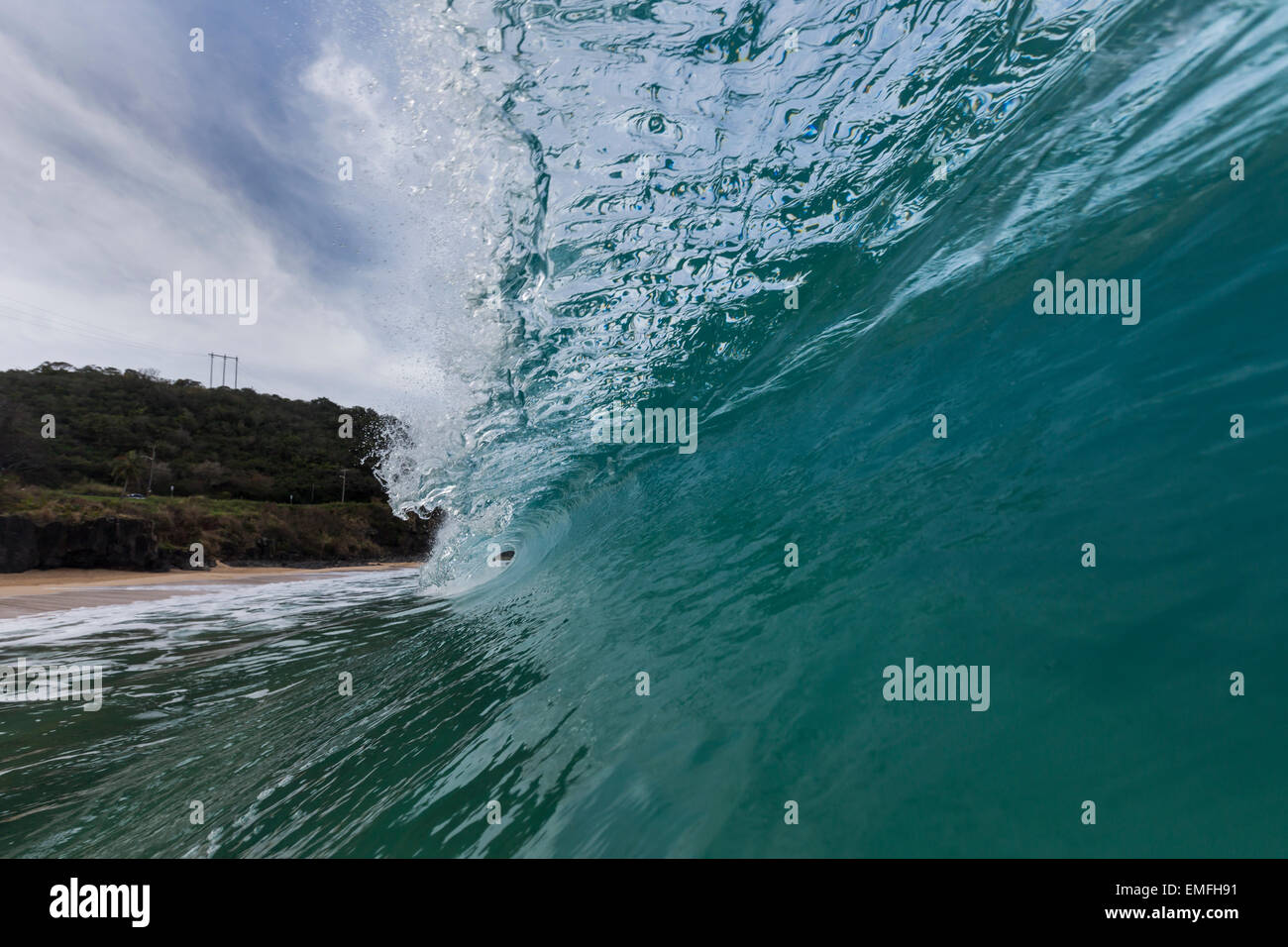 Ein Blick aus dem Wasser eine glasige brechenden Welle in Waimea Bay, Oahu. Stockfoto
