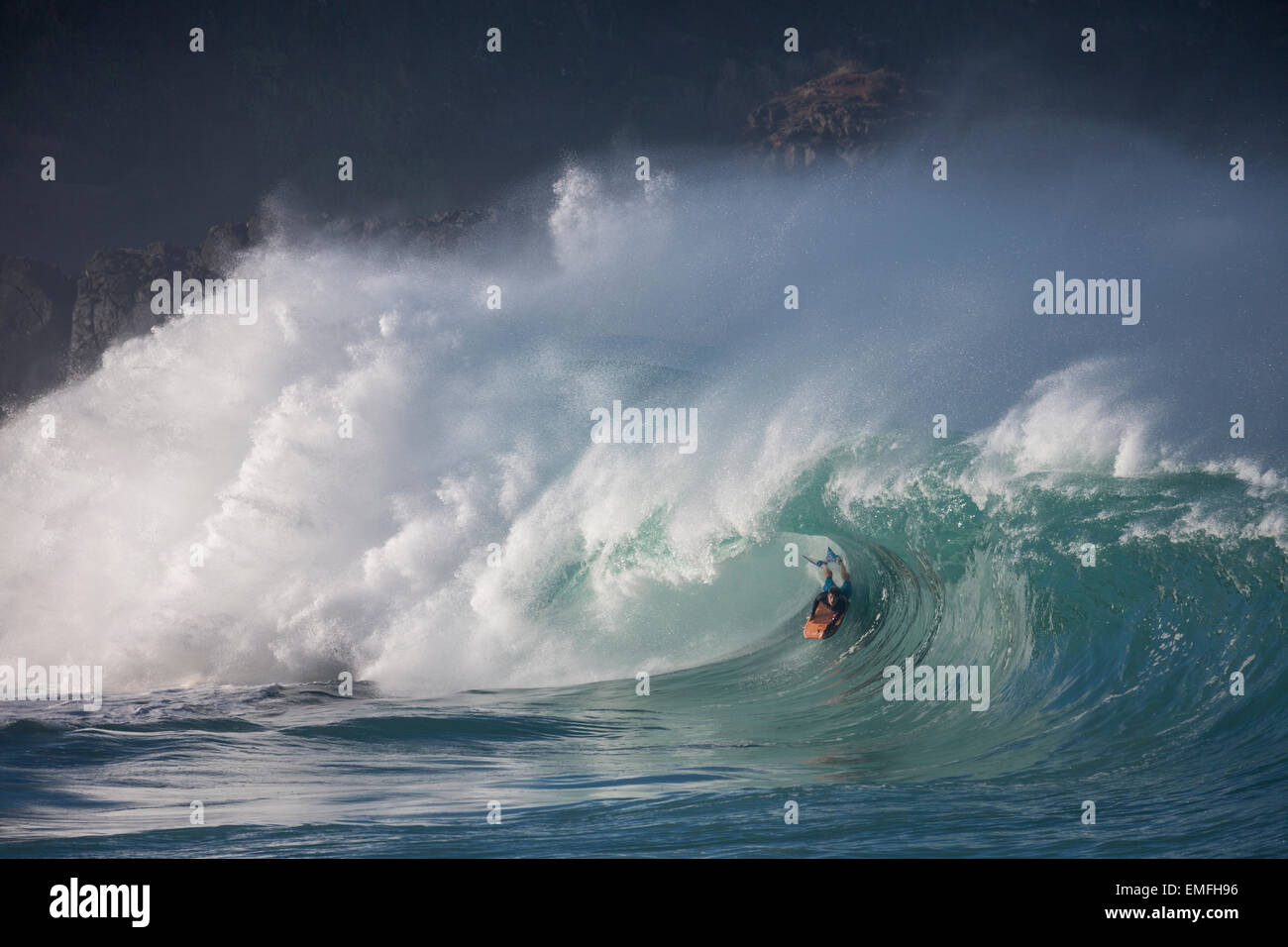 Körper Boarder Iain Campbell fangen einige Shorebreak in Waimea Bay. Stockfoto