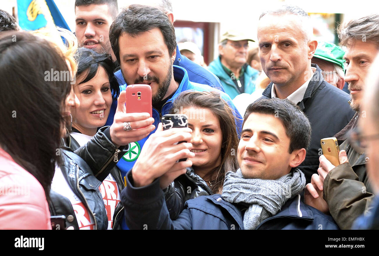 Die Bundesrepublik Sekretär der Northern League Partei (Lega Nord) Matteo Salvini dauert ein Sefie vor einem Meeting in Cividale Stockfoto