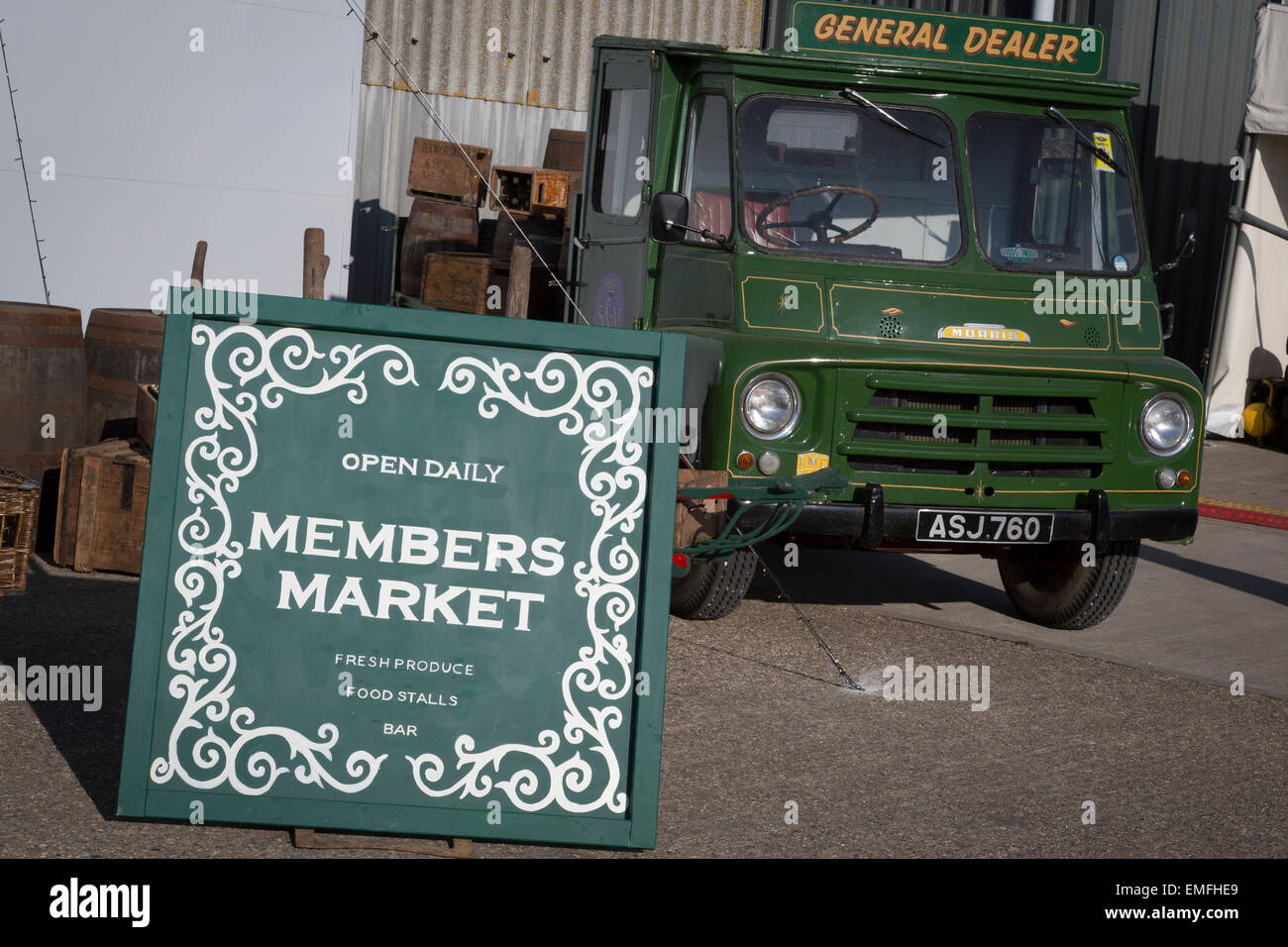 Eine 'A'-Board melden für den Mitglieder-Markt, 1960 Morris LKW, an der 2015 Goodwood 73rd GRRC Mitgliederversammlung, Sussex, UK. Stockfoto